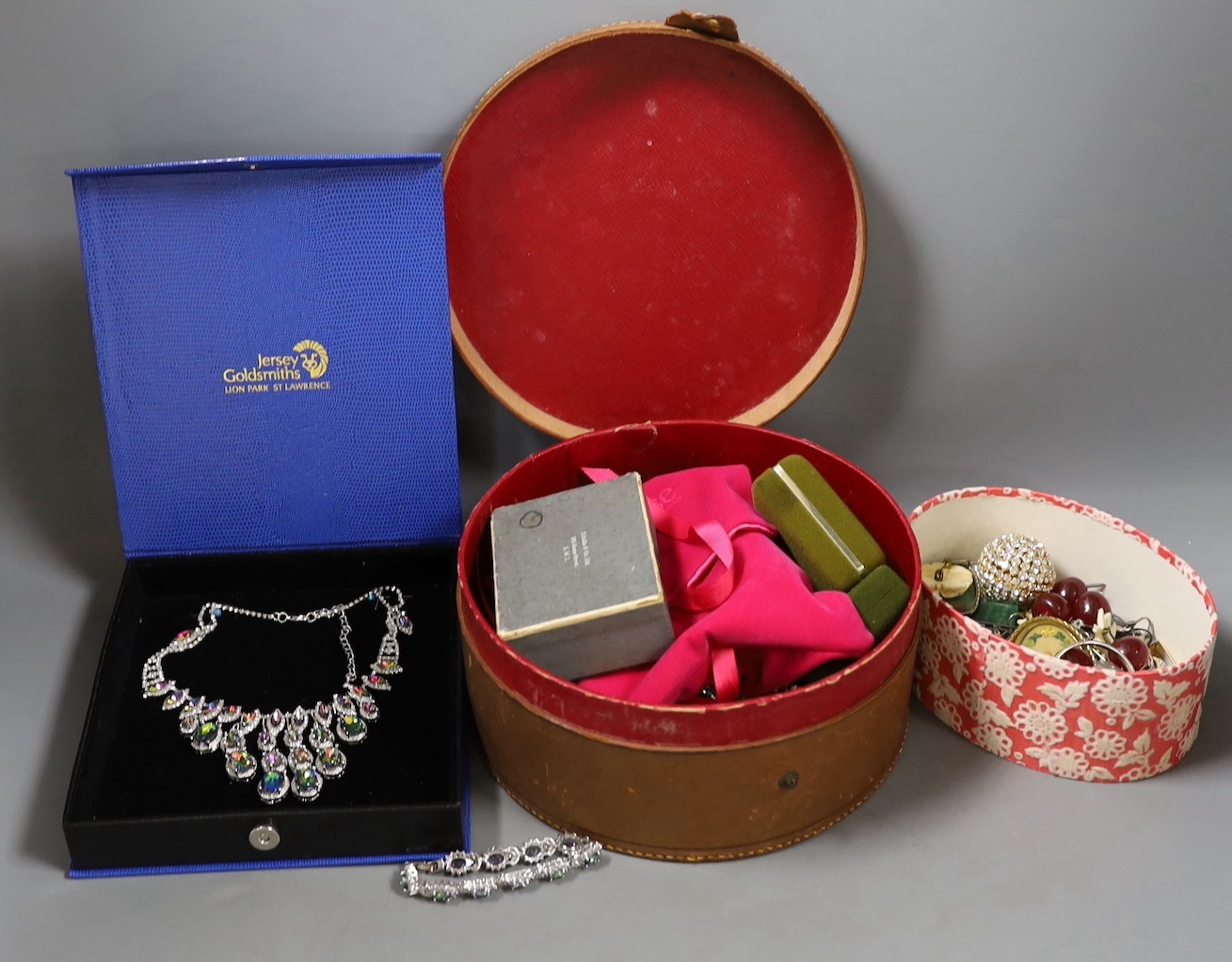 A quantity of assorted costume jewellery, including necklaces , bracelets, etc.
